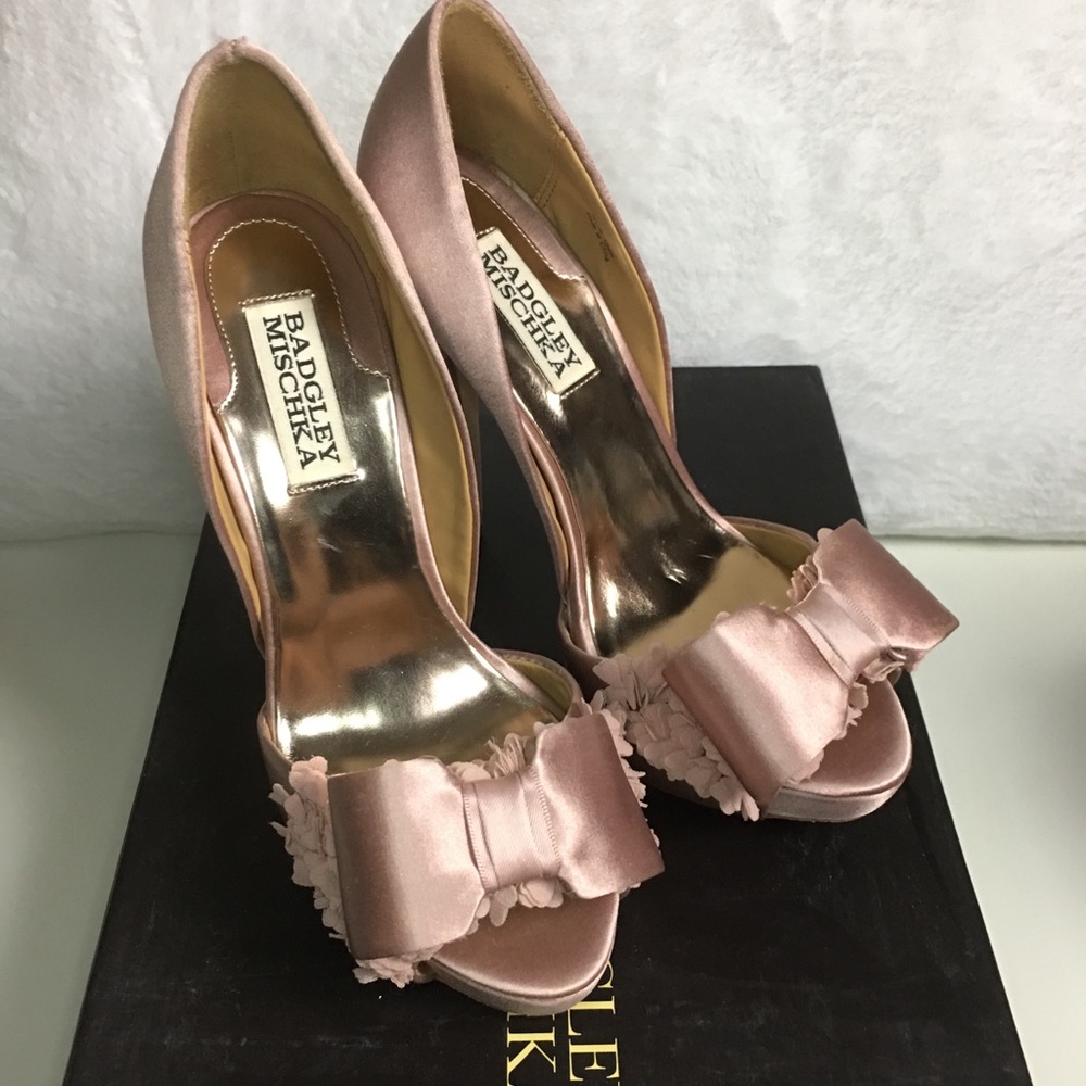 BADGLEY MISCHIKA floral pink pumps. NIB